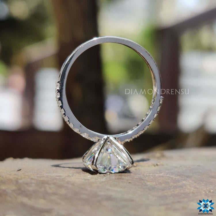 Diamondrensu UK white gold moissanite engagement ring.