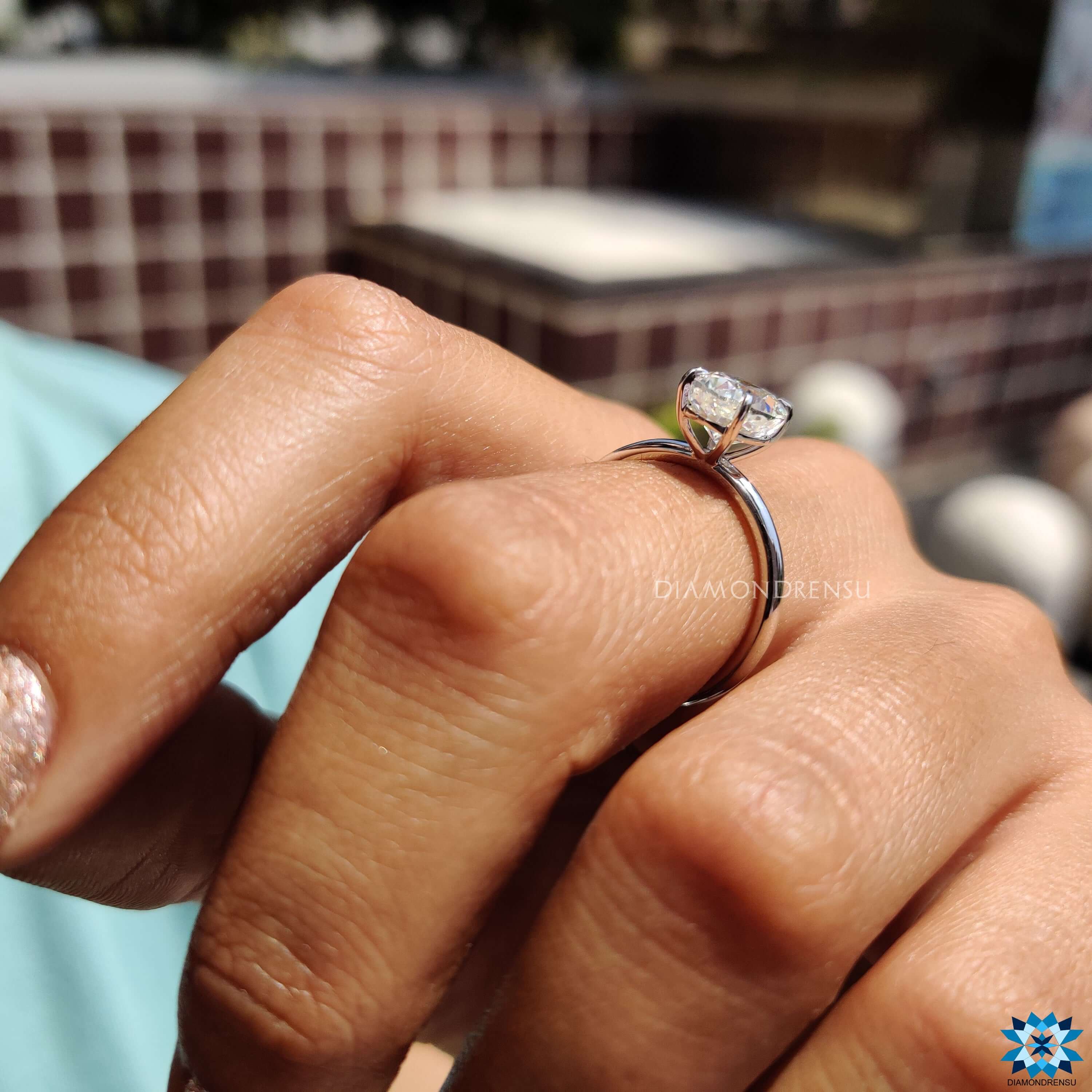 Diamondrensu UK oval solitaire engagement ring.