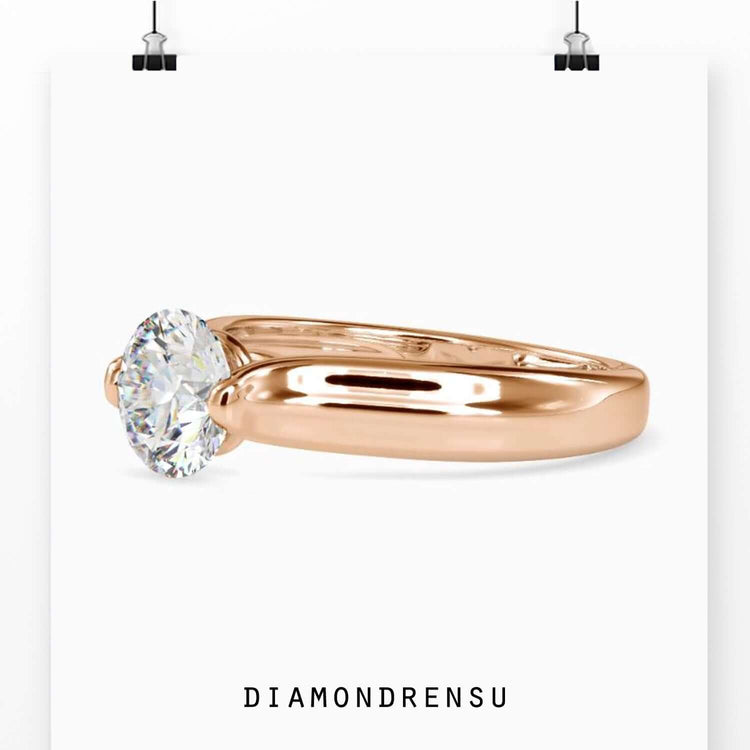 Round diamond solitaire ring in yellow gold, IGI certified.