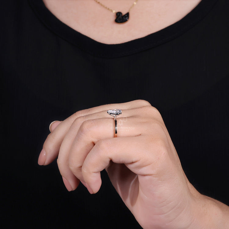 Solitaire engagement ring diamond in a 4 prong diamond setting