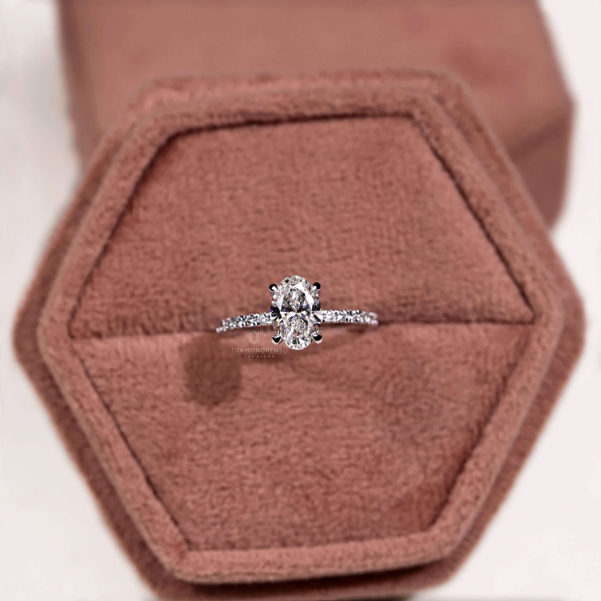 Oval engagement ring with claw prong setting, ideal for creating a timeless look with igi certified diamonds.