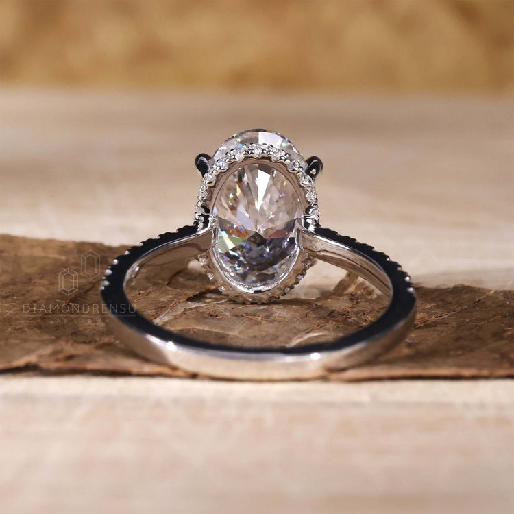 4 Prong Claw Setting enhances the brilliance of the central stone beautifully.
