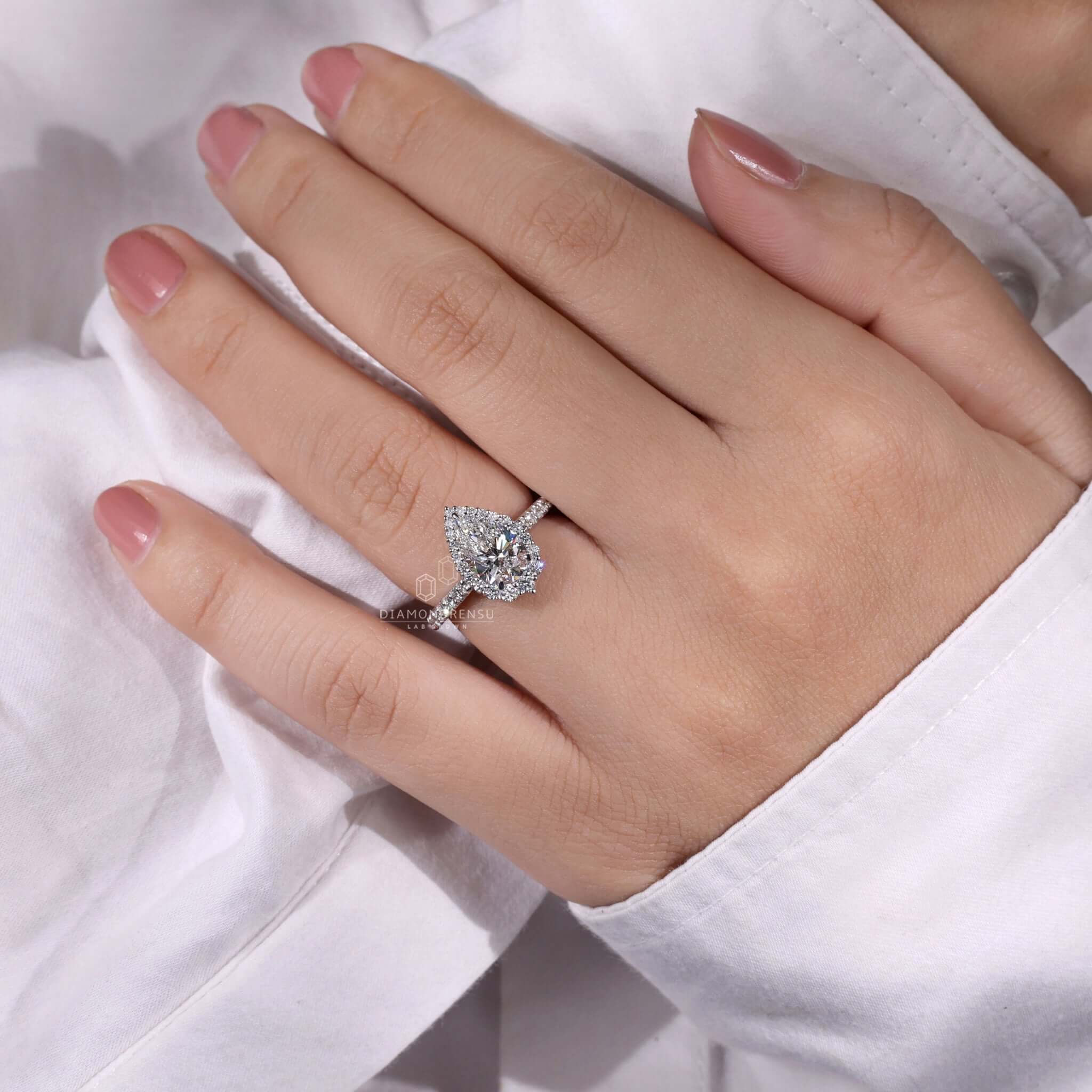 Ring pear shape crafted with IGI certified Lab Grown Diamond.