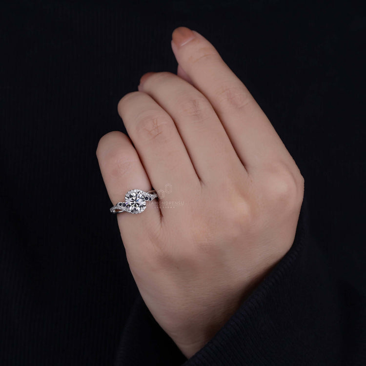 Round brilliant cut diamond ring in a stunning 4 prong claw setting.