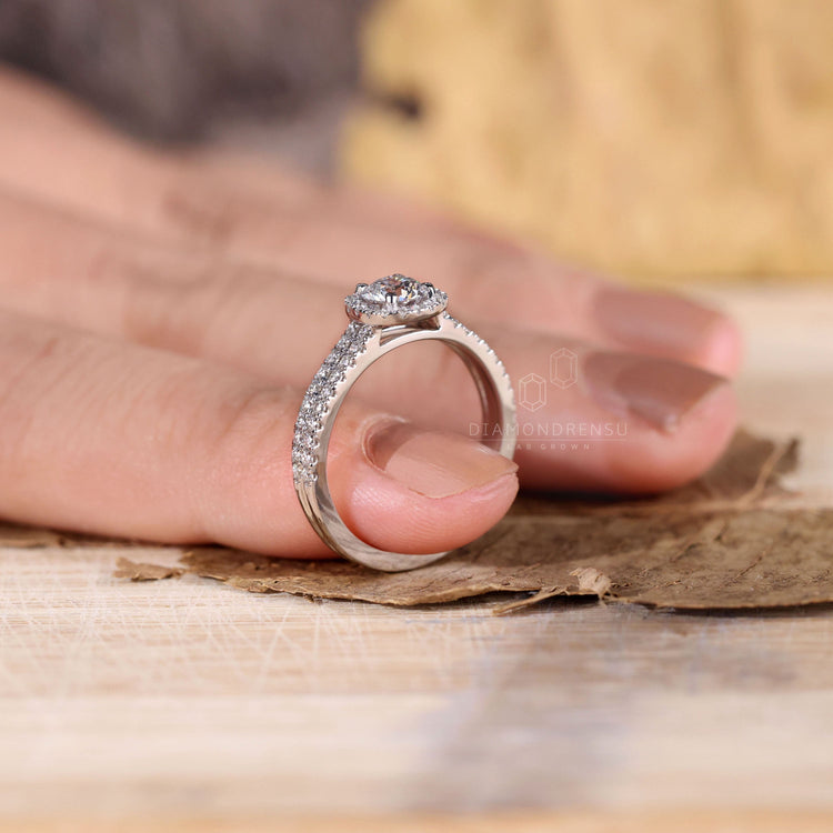 2 carat round diamond ring featuring a stunning halo setting.