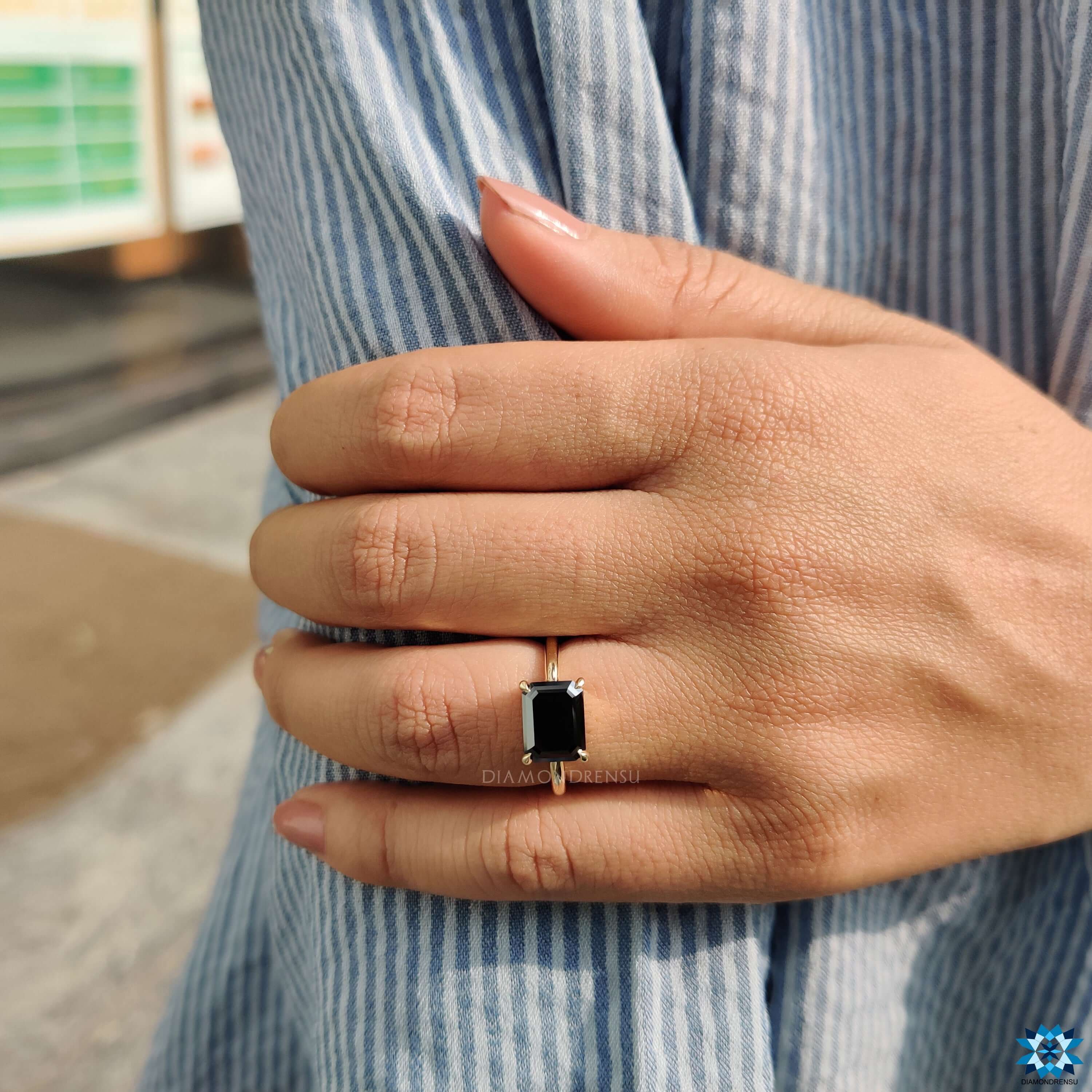 4 claw prong setting ring.