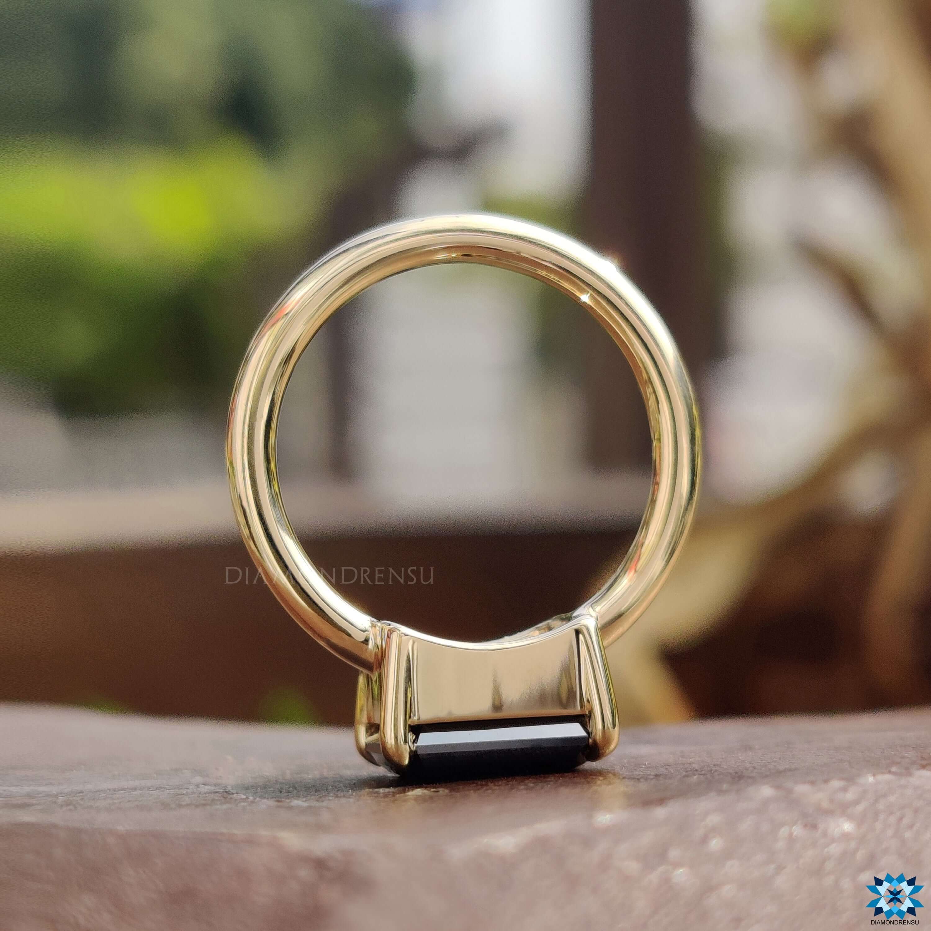 Prong setting engagement ring.