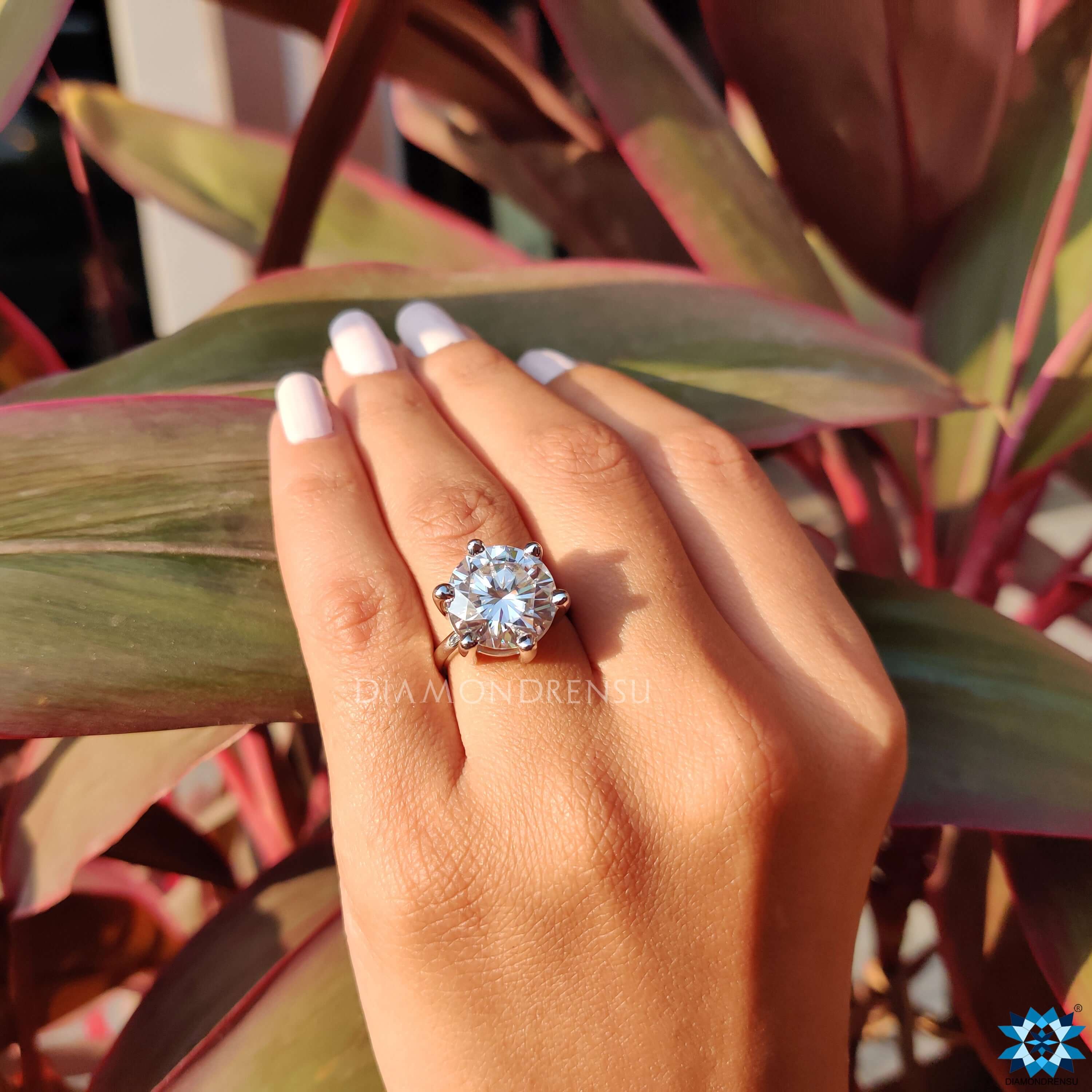 Round Brilliant Cut Ring in custom ring design.