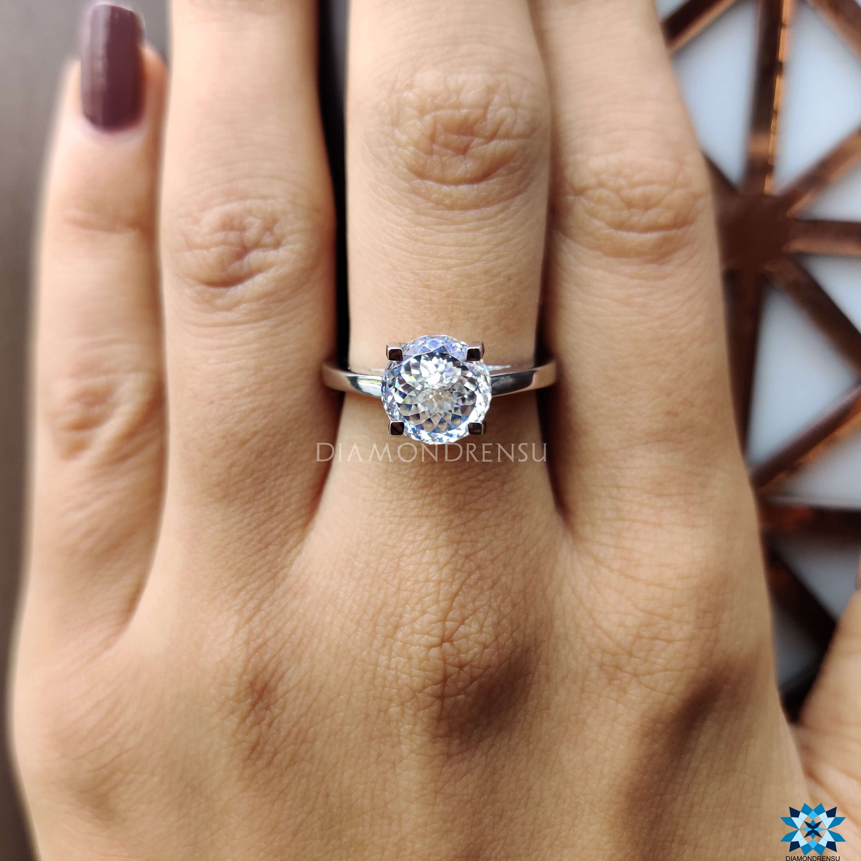 Diamondrensu UK solitaire ring in white gold.