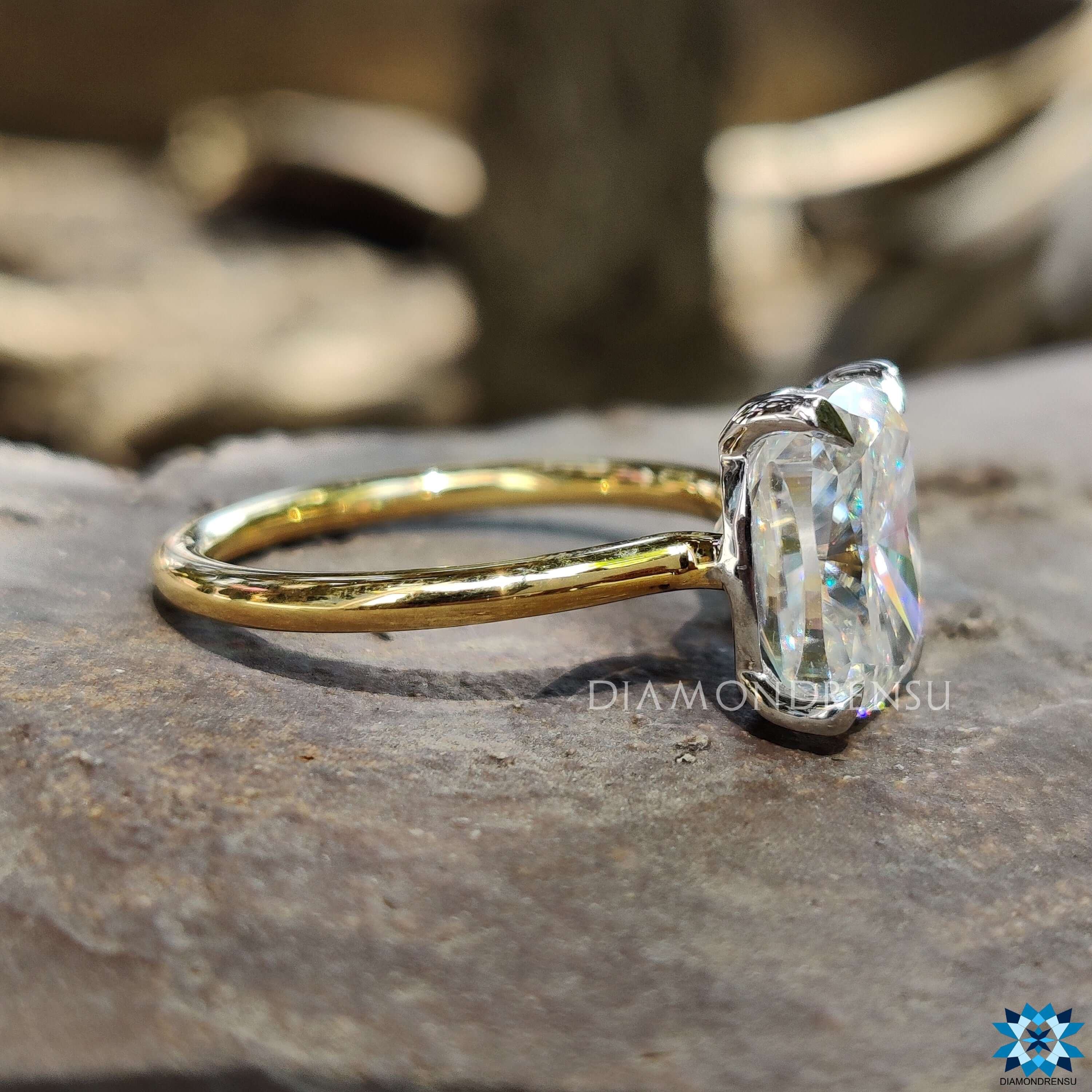 Diamondrensu UK two-tone gold moissanite engagement ring.