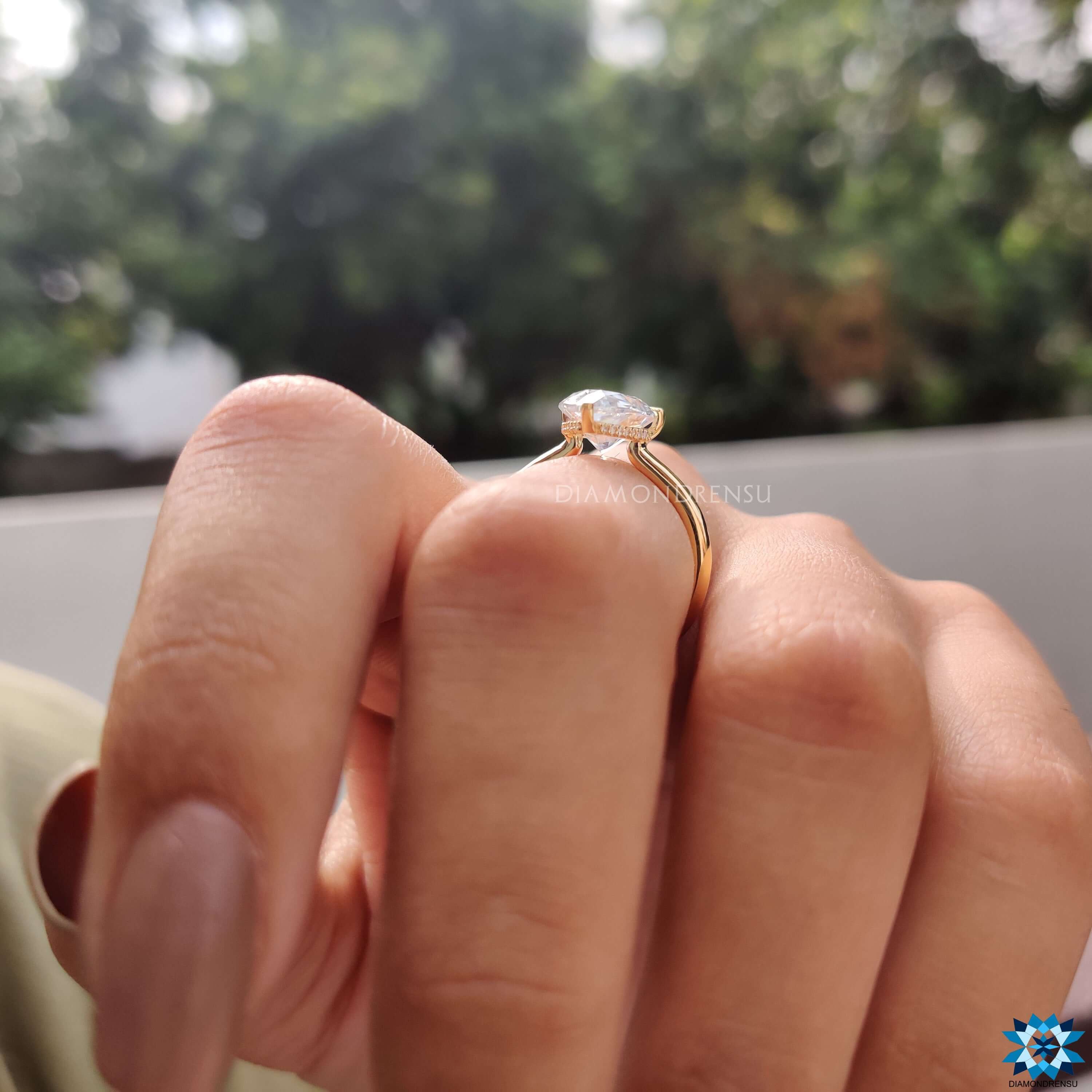 Diamondrensu UK pear cut moissanite engagement ring.