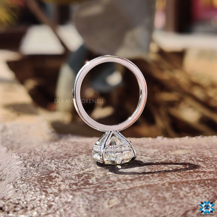 4 prong claw setting on moissanite engagement ring.