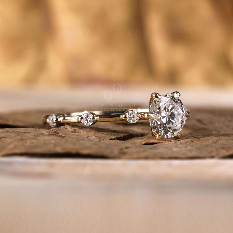 Sparkling round brilliant cut ring in a stylish finish.