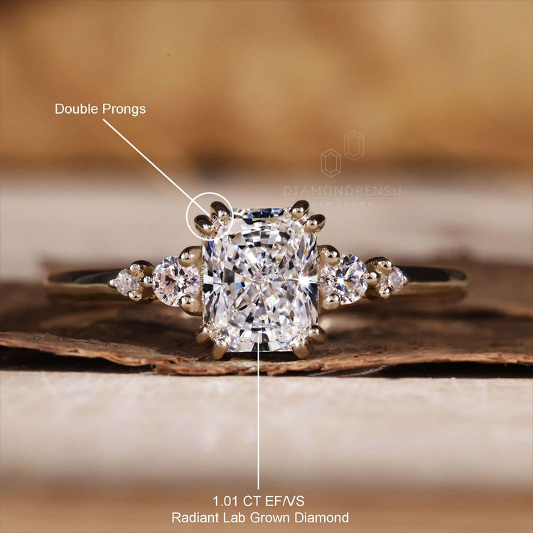 Diamondrensu UK ring showcasing round cut diamonds in perfect clarity