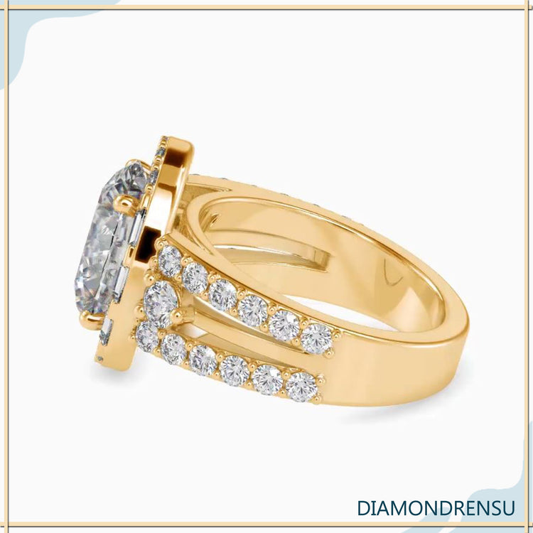 Diamondrensu UK engagement ring with oval and baguette stones.