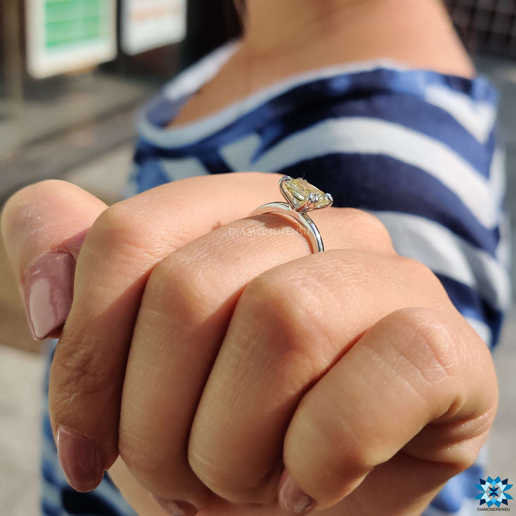 Moissanite engagement ring by Diamondrensu UK.