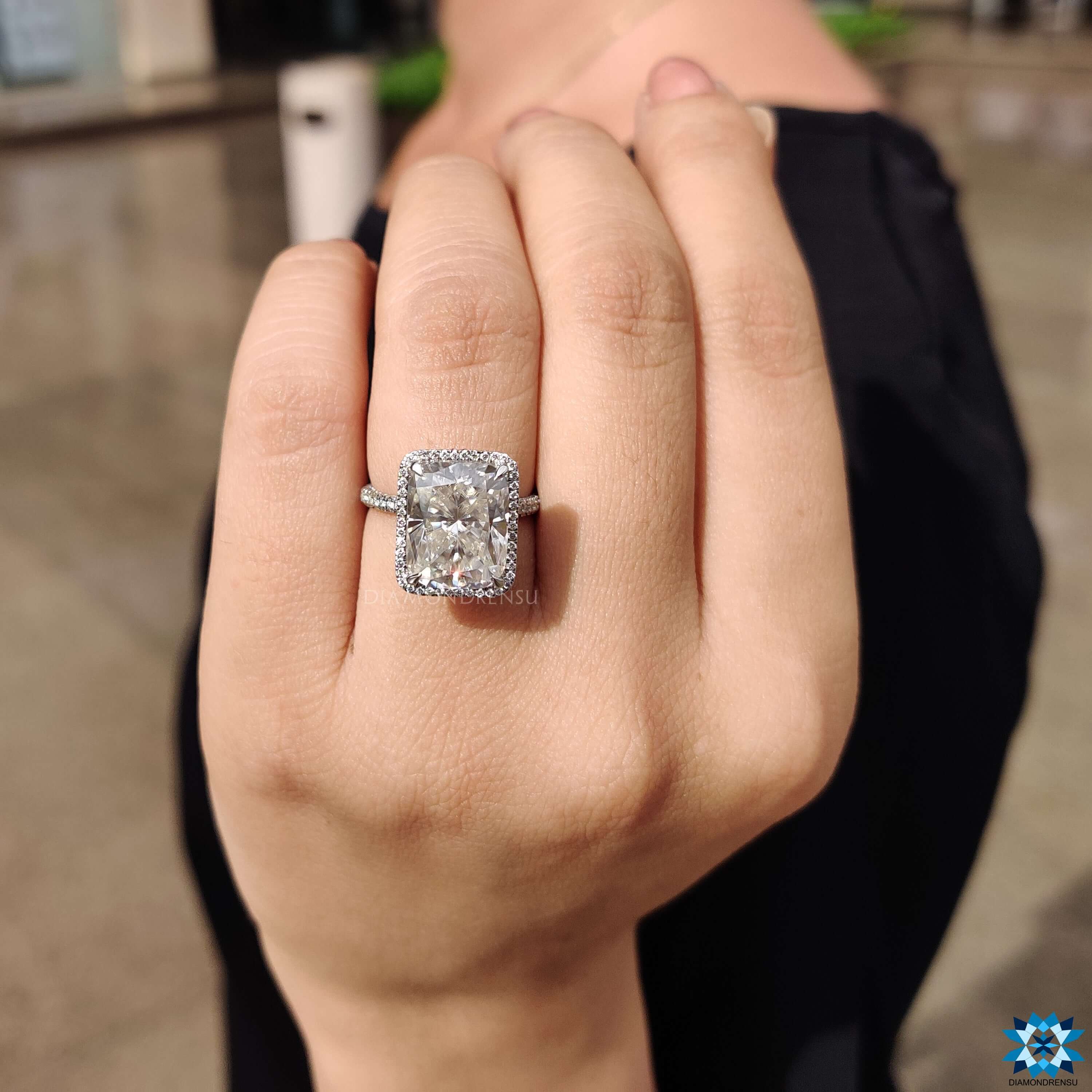 Cushion hybride ring featuring round cut moissanite stones.