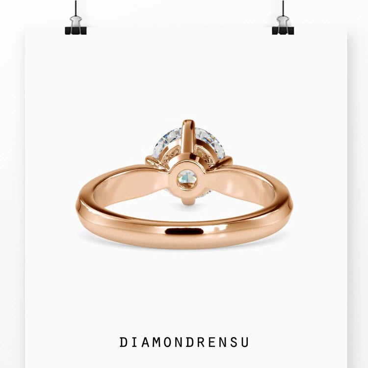 Diamondrensu UK ring with custom round cut diamond.