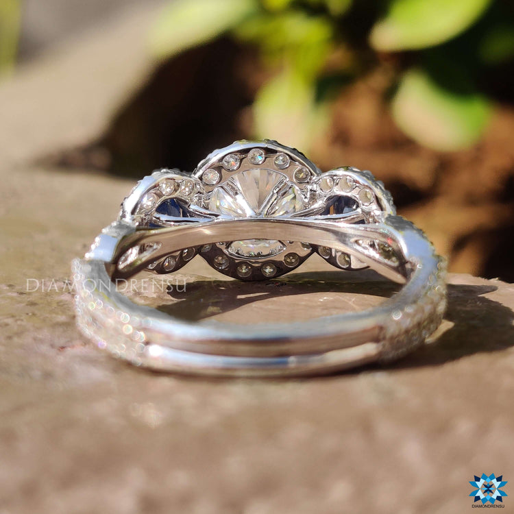 Diamondrensu UK ring with round moissanite and blue gemstone detail.