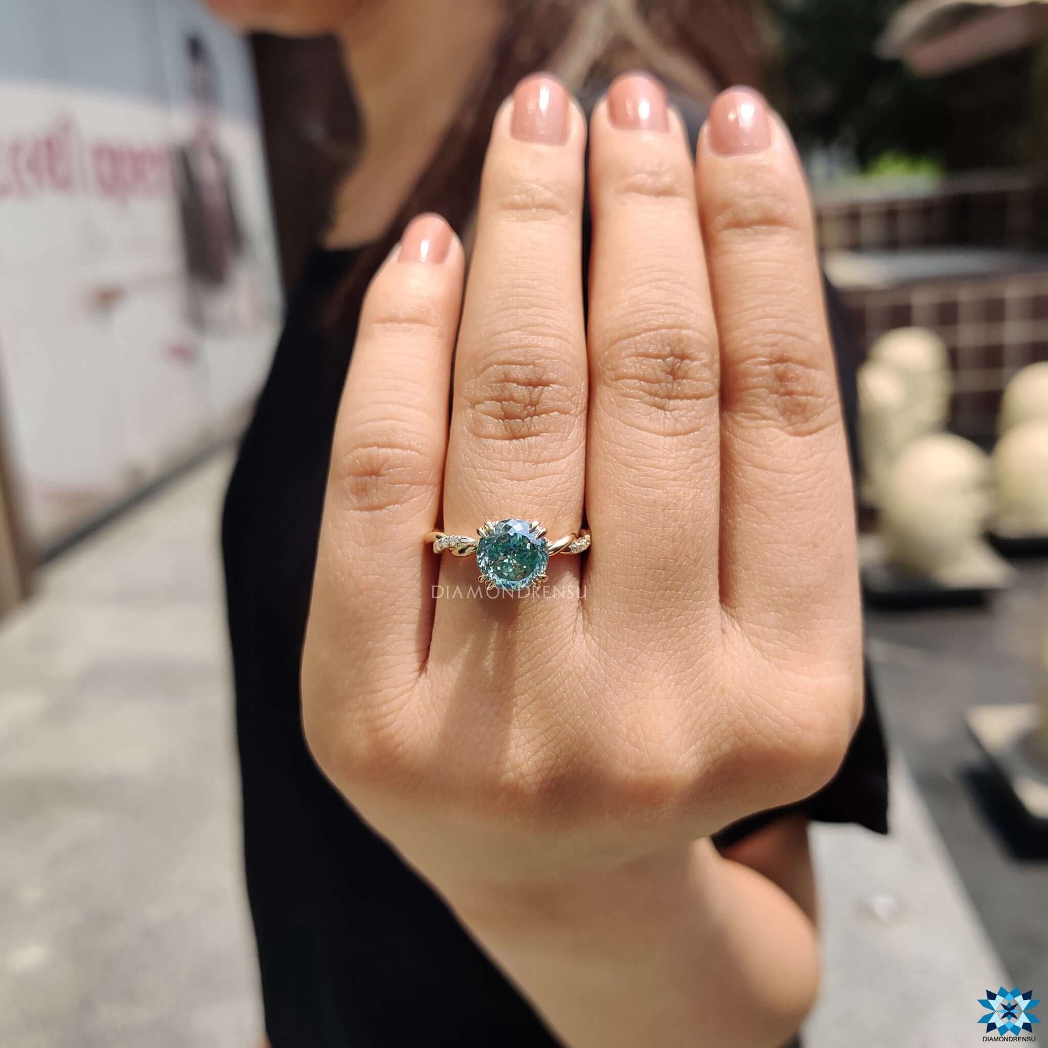Double claw prong setting ring.