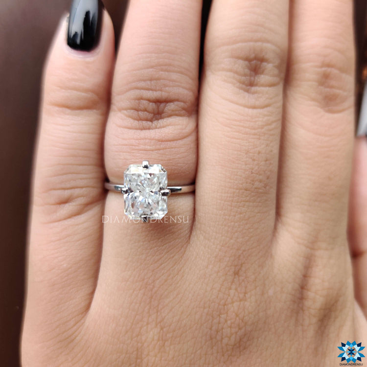 Diamondrensu UK white gold solitaire ring.