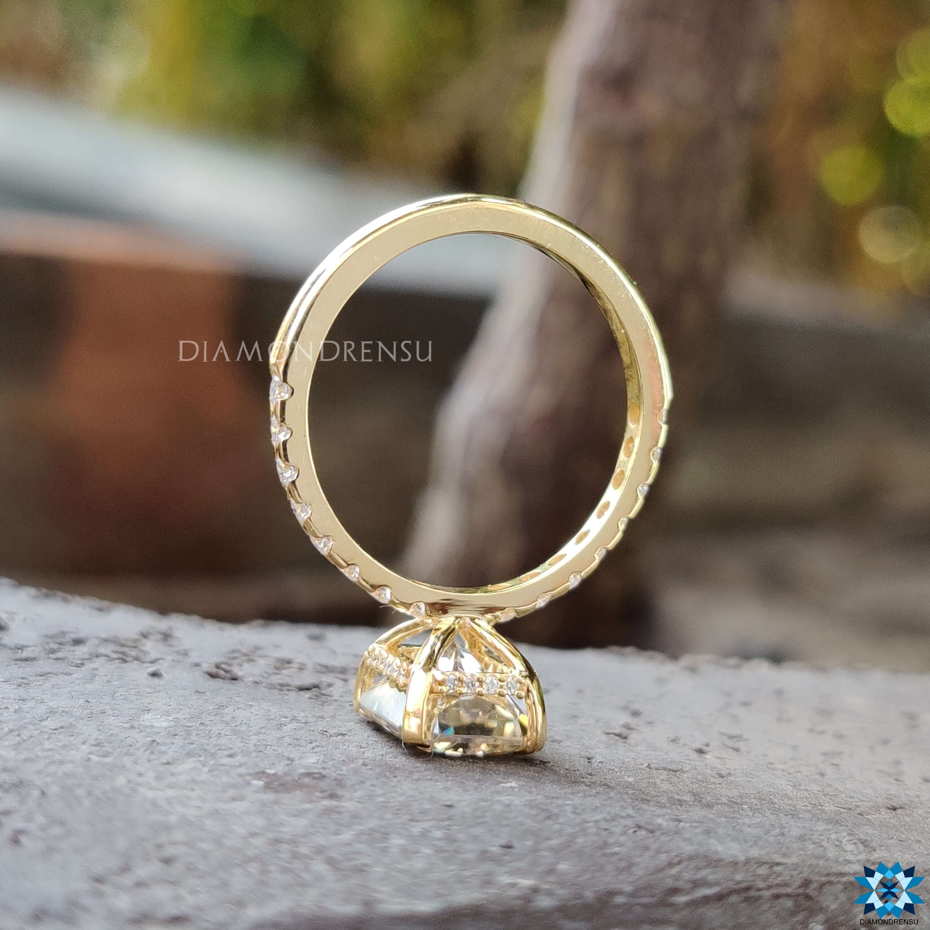 Four prong prong setting on radiant cut moissanite ring.