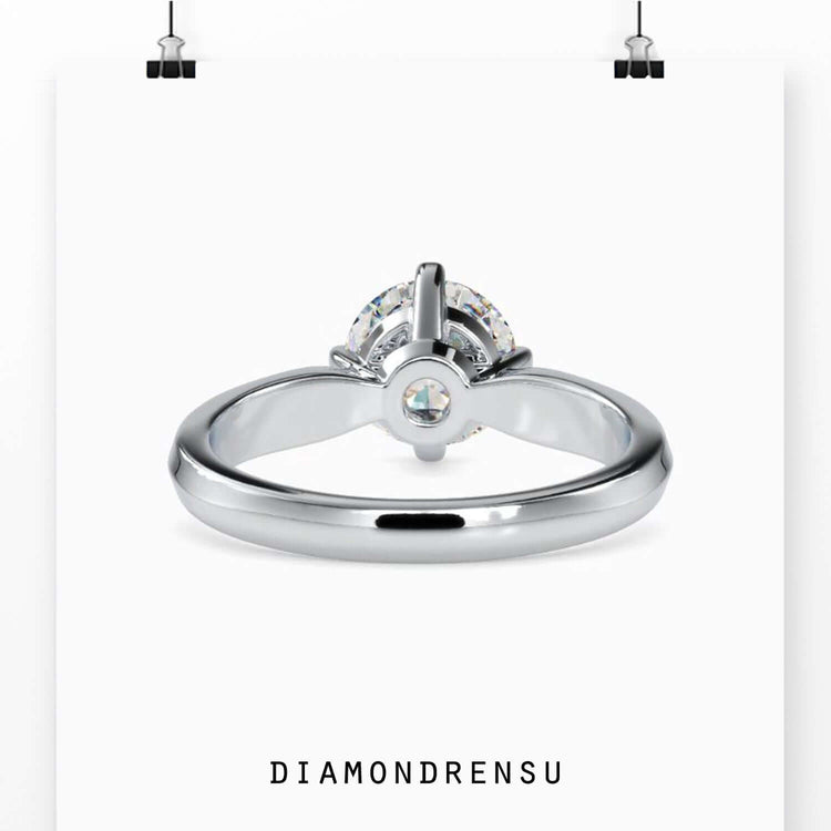 Round cut white gold diamond ring by Diamondrensu UK.