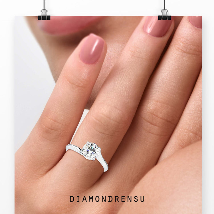 Round diamond engagement ring in white gold, IGI certified.