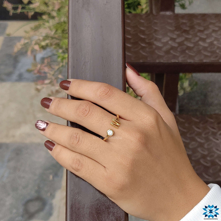 Stylish open gap ring with a modern and minimalistic appeal.