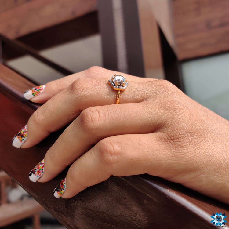6 Round Prong Setting for secure elegance.