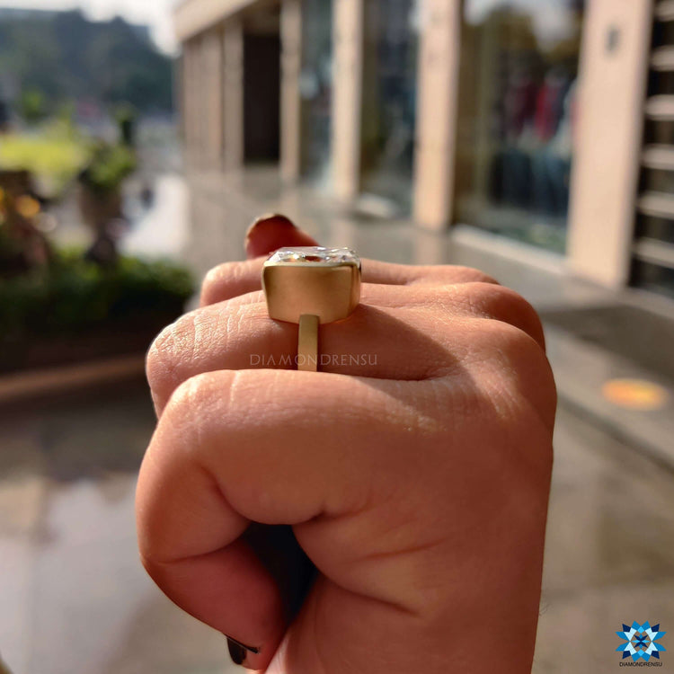 Diamondrensu UK half bezel engagement ring.