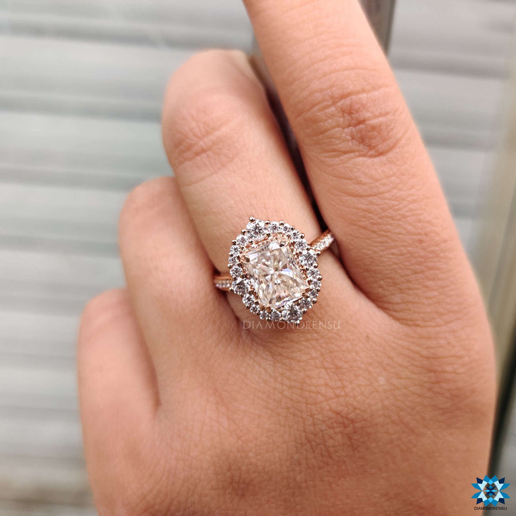 Diamondrensu UK radiant engagement ring with halo design.