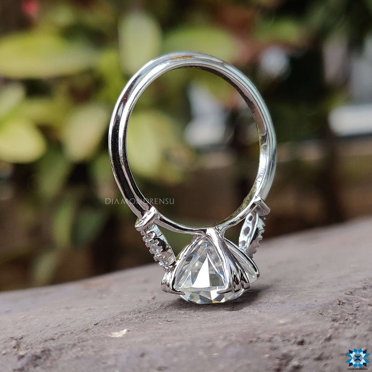 Fishtail Prong Setting on White Gold Ring.
