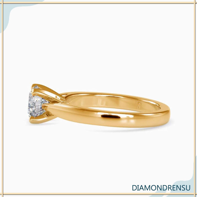 Diamondrensu UK engagement ring in rose gold with 4 prongs.