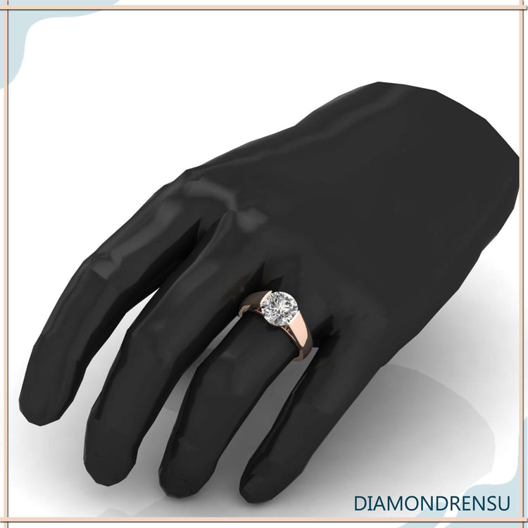 Mens gold wedding band with round brilliant cut diamond centre.