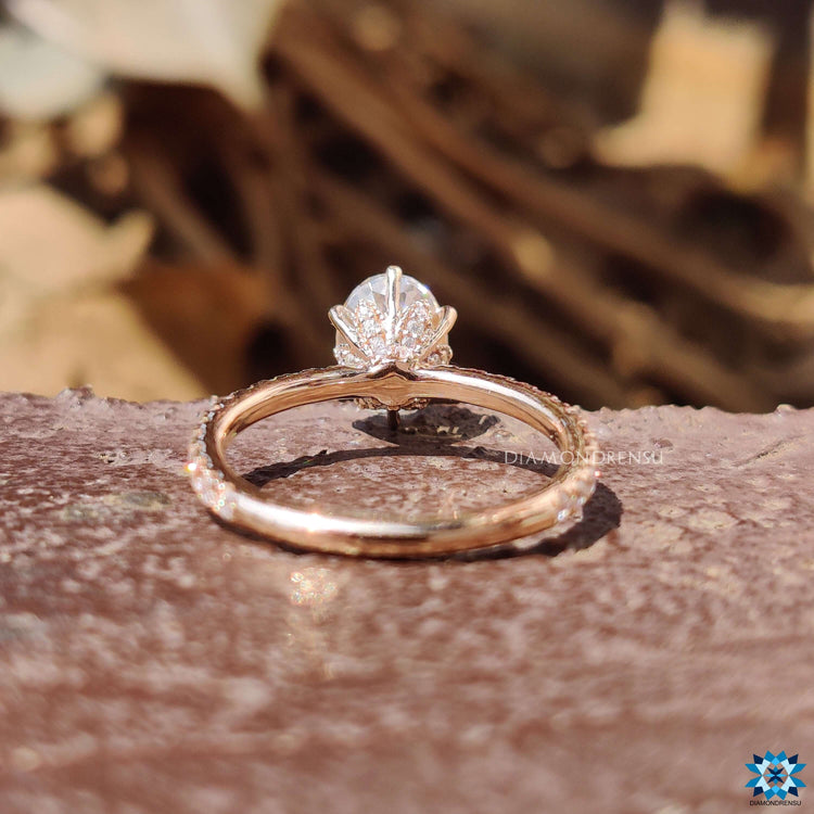 Six prong claw setting on oval moissanite ring.
