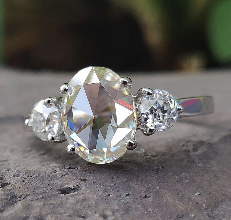 Oval shaped engagement ring with a stunning oval engagement ring design.