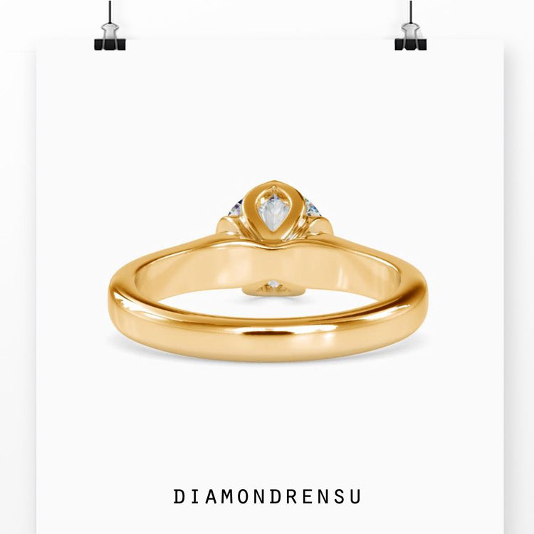 Yellow gold ring with tulip prongs and round diamond centre.