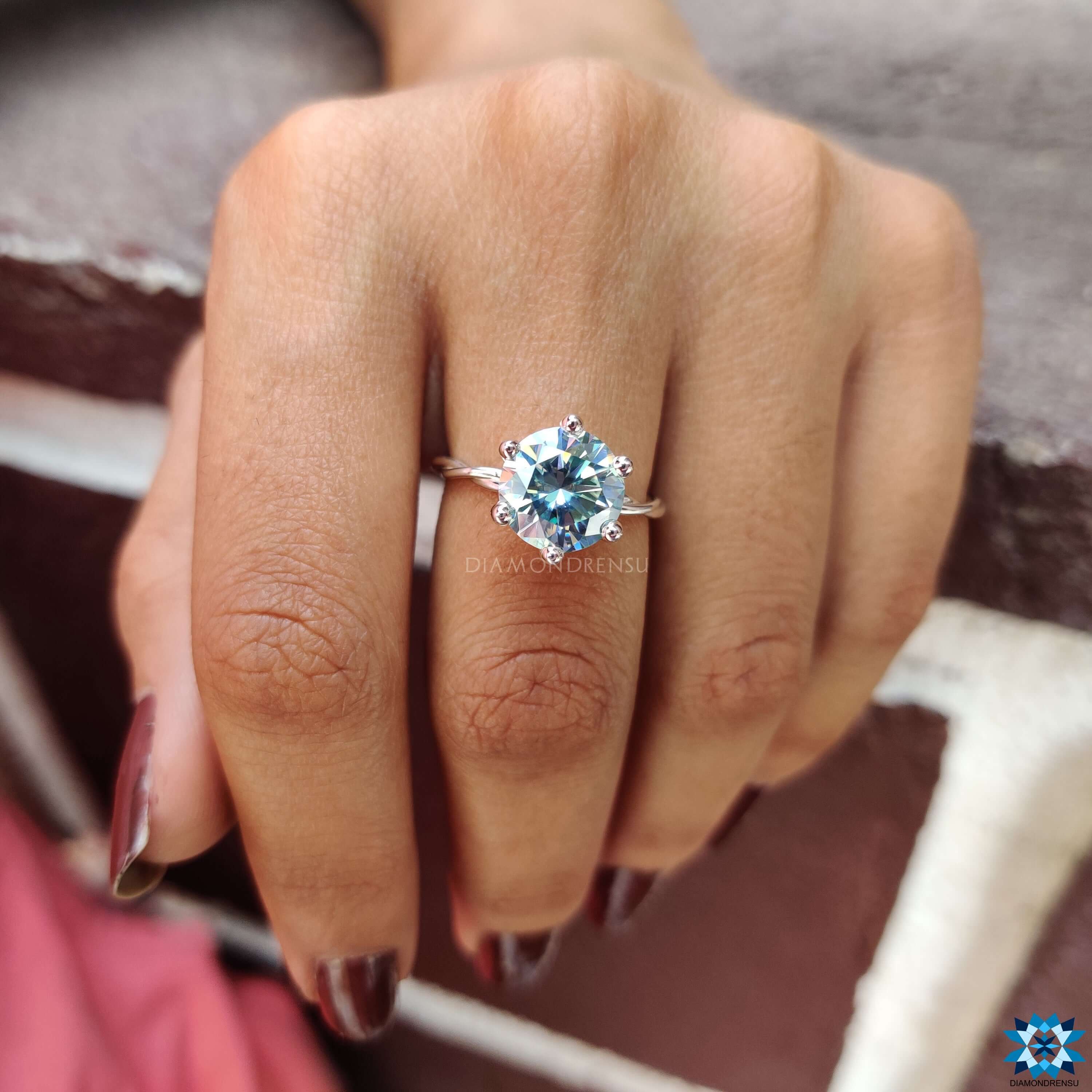 Round Cut Moissanite Ring featuring a brilliant sparkle for timeless elegance.