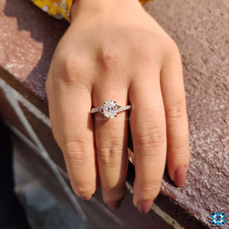 Diamondrensu UK custom engagement ring.