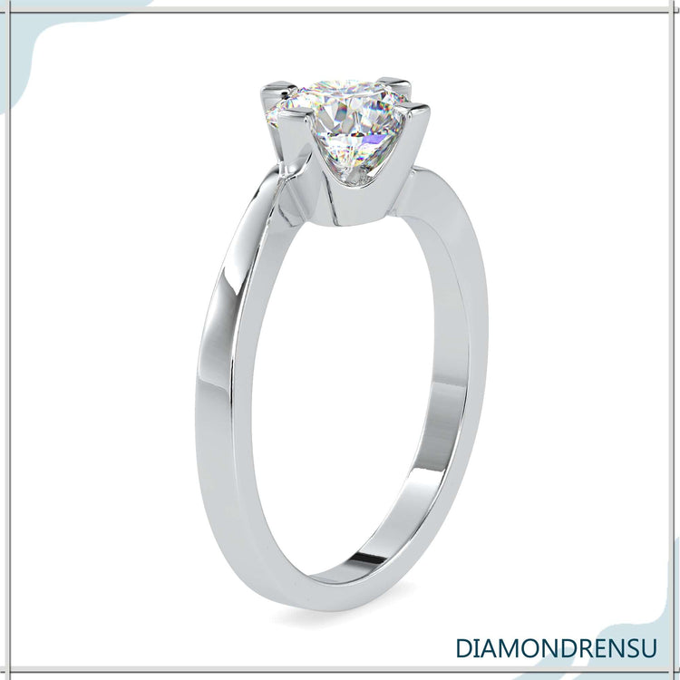 Yellow gold ring featuring lab-grown round diamond
