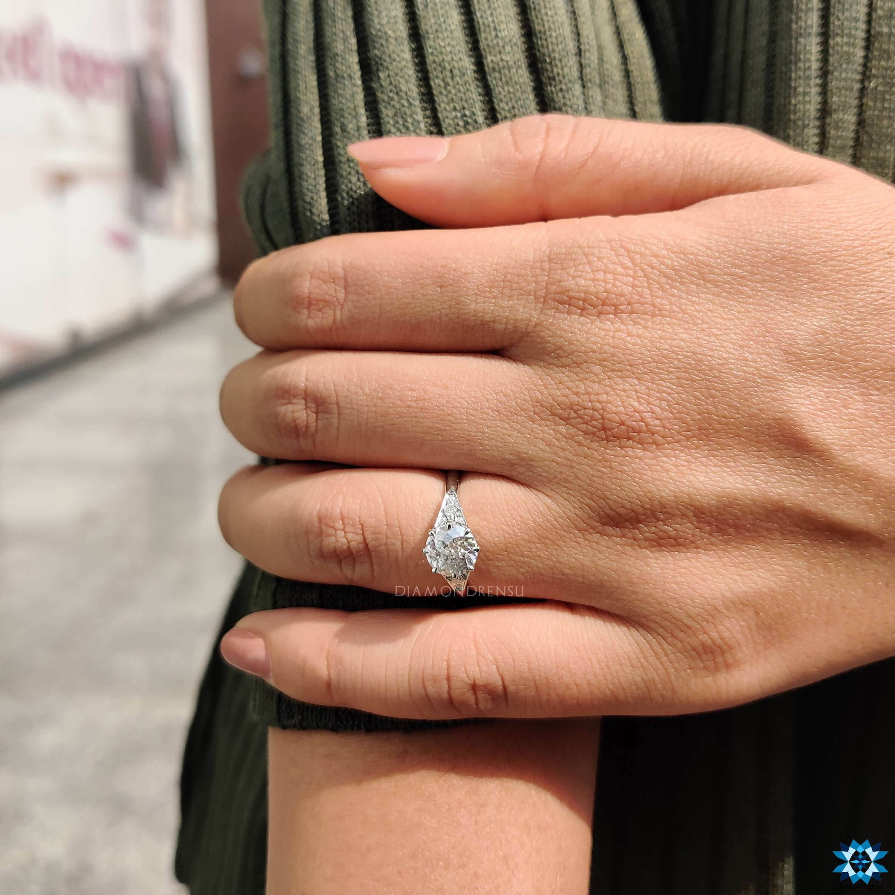 Diamondrensu UK moissanite ring.
