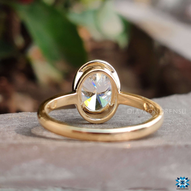 Yellow gold ring with a classic finish