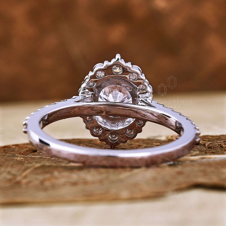 Cluster diamond ring in a round cut diamond ring style, perfect for special occasions.