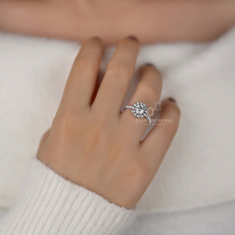 Luxurious 2.0 carat round diamond ring perfect for proposals