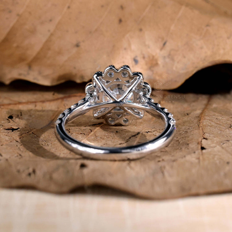 Beautiful round ring diamond designed for everyday elegance