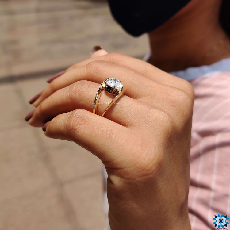 Diamondrensu UK pear shape engagement ring.