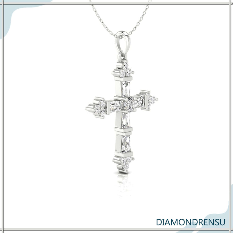 Round diamond pendant in a cross shape, Diamondrensu design.