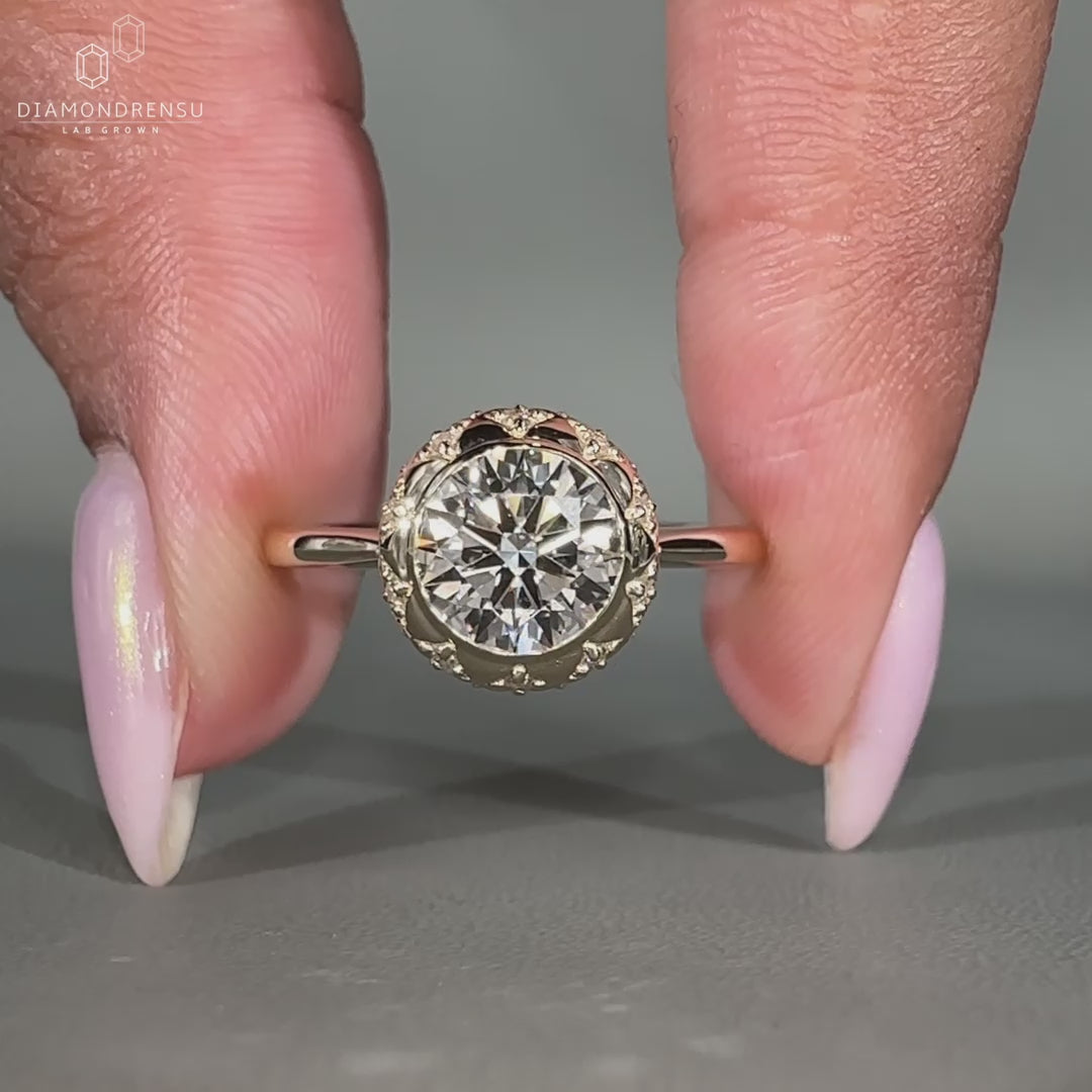 Yellow gold engagement ring with tapered shank band