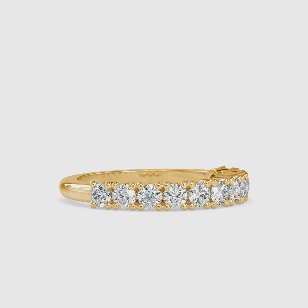 Diamondrensu UK band with shared prong half diamond detail.